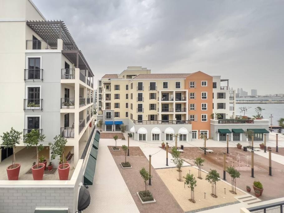 Lovely 2-Bedroom Vacation Home Near Beach Dubai Exterior foto